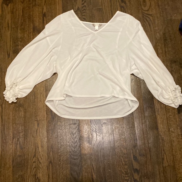 White blouse - Picture 1 of 2